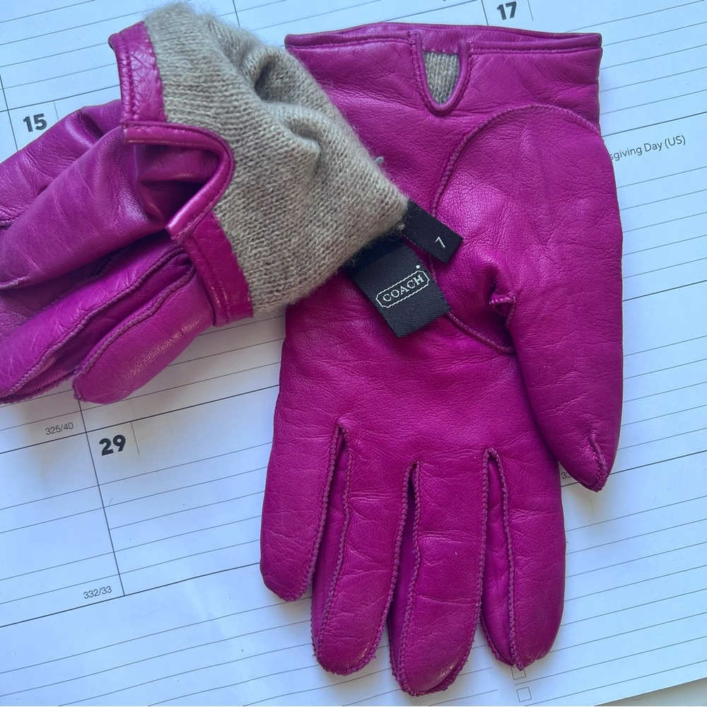 Hot pink leather lined Coach gloves size 7 silver hardware - Picture 3 of 4